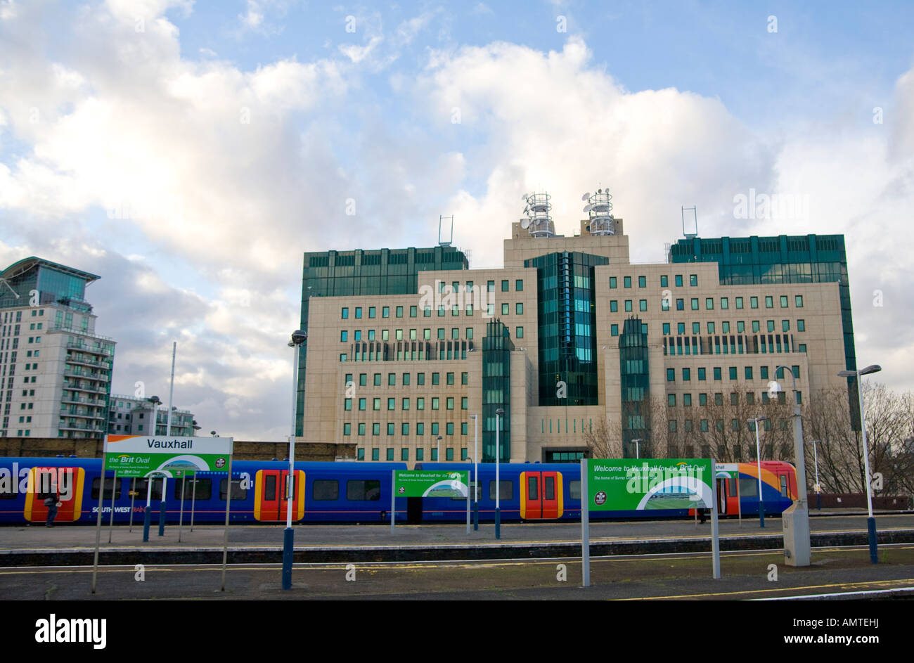 MI6 Hauptquartier bei Vauxhall Cross London und Plattformen der Vauxhall station Stockfoto