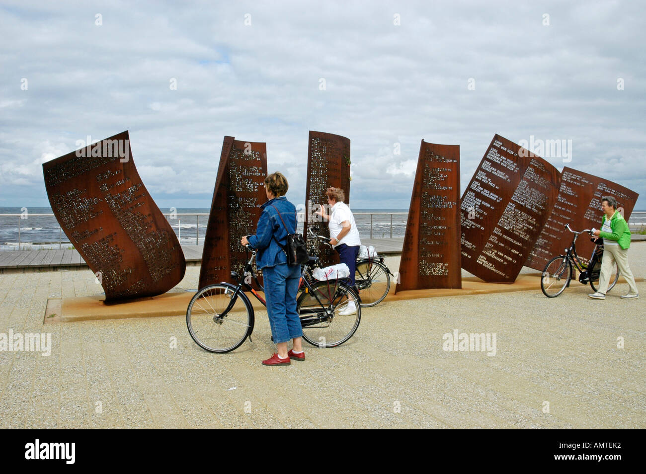 Frauen mit Fahrrädern, verloren Gedenkstätte für die auf See, Katwijk Aan Zee, Südholland, Holland, Niederlande Stockfoto