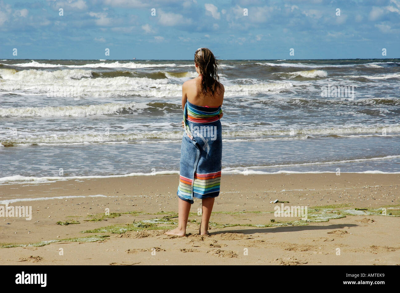 Frau in ein Handtuch gewickelt sucht auf den See, Katwijk Aan Zee, Südholland, Holland, Niederlande Stockfoto
