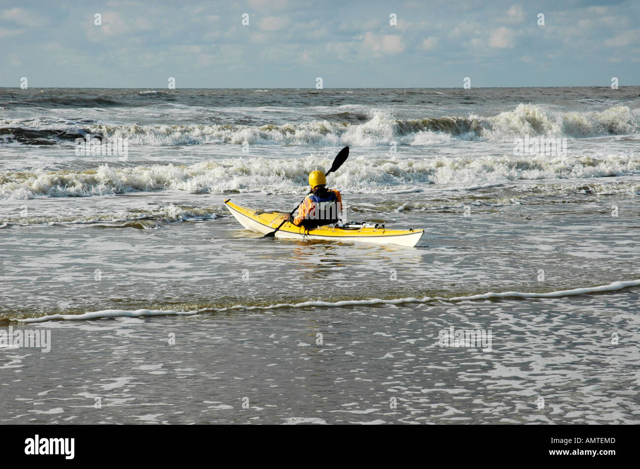 Mann im gelben Kajak betritt das Meer Katwijk Aan Zee, South Holland, Holland, Niederlande Stockfoto
