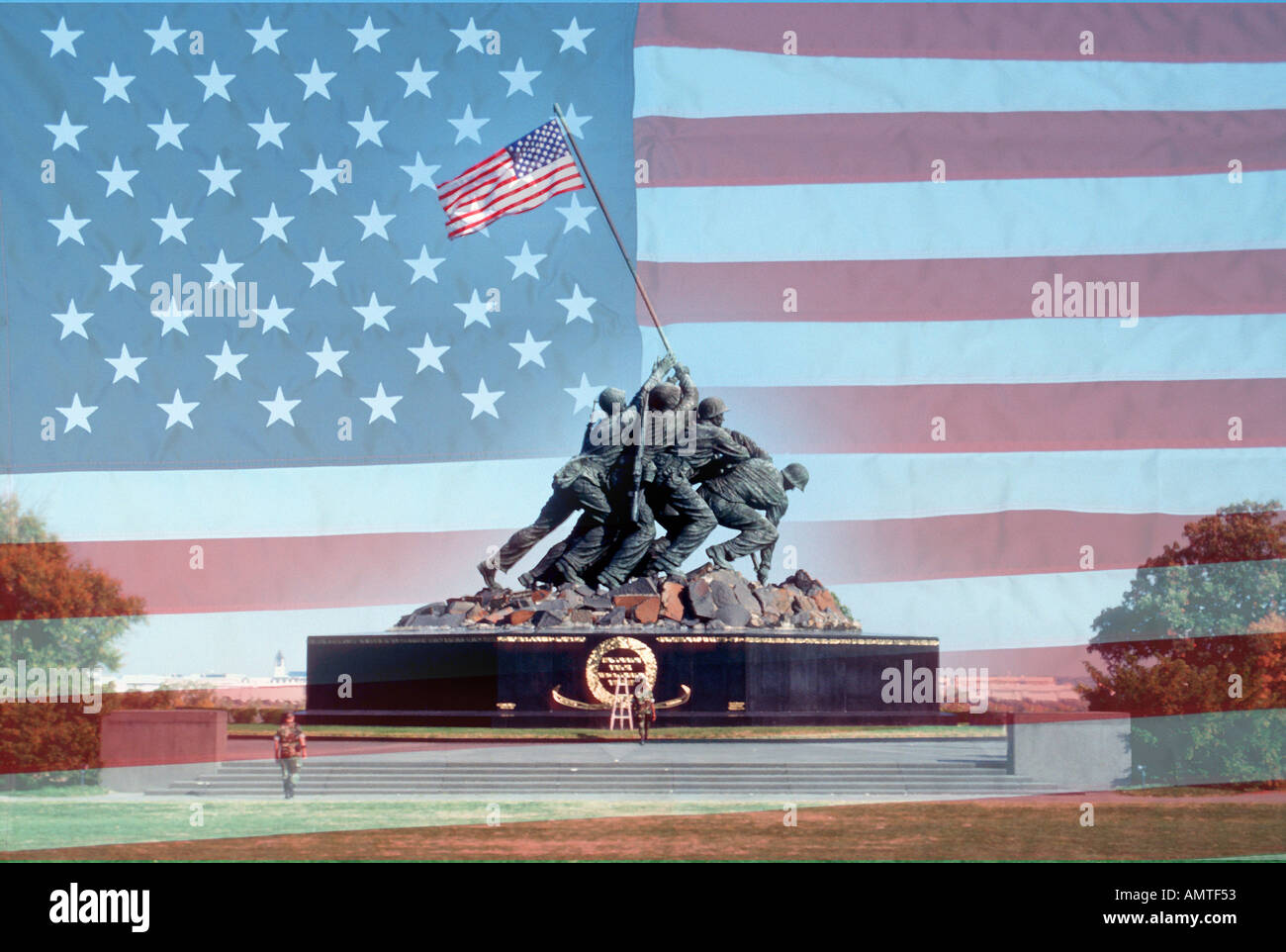 Amerikanische Flagge gemischt mit Iwo Jima-Denkmal auf dem Arlington National Cemetery Stockfoto