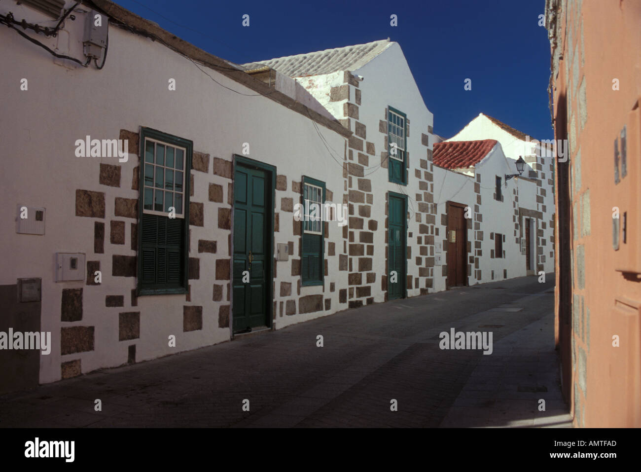 Straße mit weiß getünchten Häusern, die typisch für die Stadt Aigüimes Insel Gran Canaria Kanaren Spanien Stockfoto