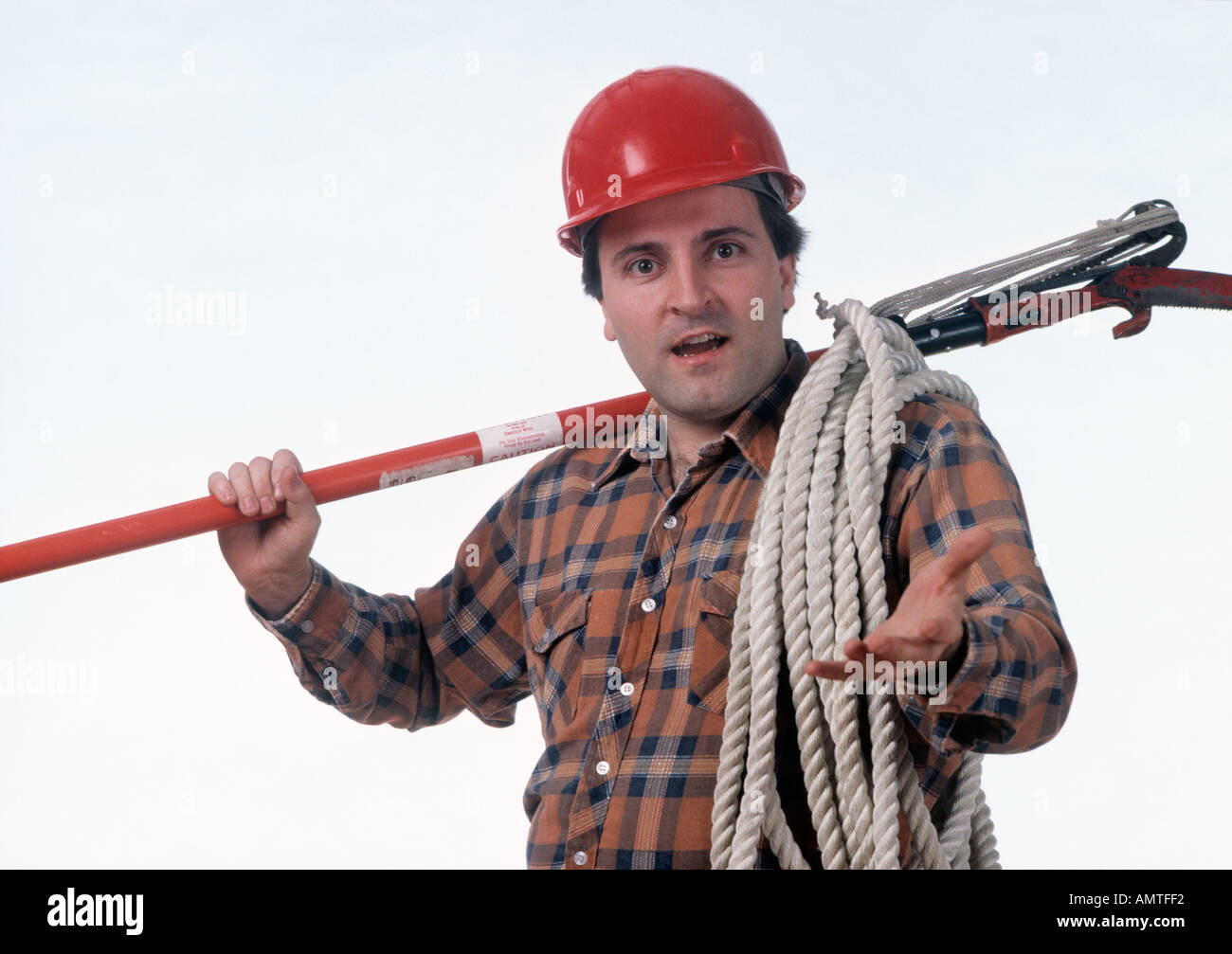 Tree-Trimmer posiert mit Handwerkszeug Stockfoto