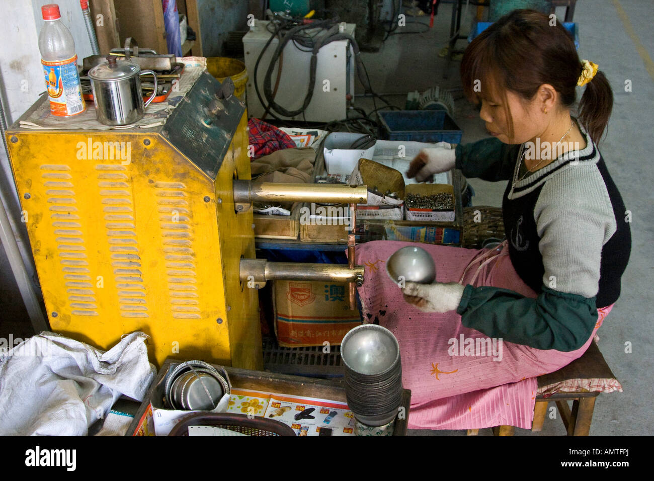 Chinesische Frau arbeitet an einem Manufacturing Factory Maschine Guangzho Provinz Guangdong China Stockfoto