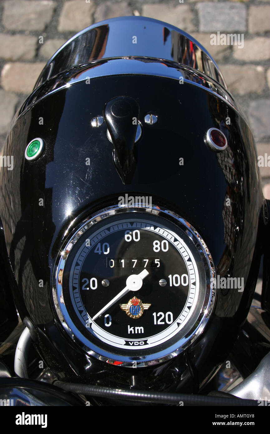 Drehzahlmesser Tacho auf die Lampe des legendären Oldtimer Motorrad Horex  der 50er Jahre Stockfotografie - Alamy