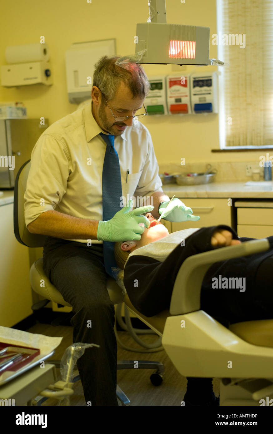 National Health Service Kieferorthopäden überprüfen die Zähne eines 13 Jahre alten Mädchens Stockfoto