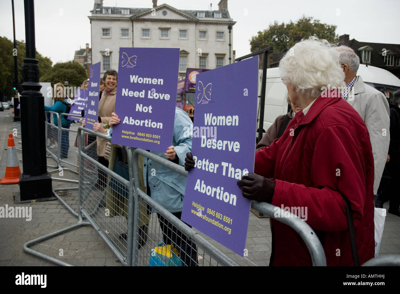 alte Frau Demonstrationen über Abtreibung in der Nähe von den Houses of Parliament London Stockfoto