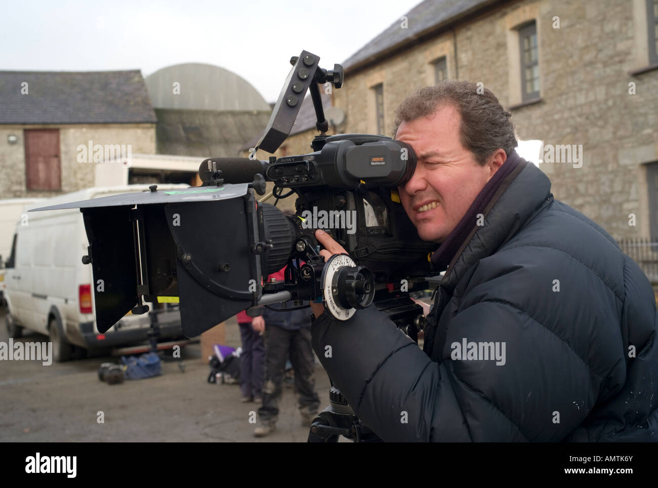 Männliche video Kameramann Direktor der Fotografie mit einer Digitalkamera Sony HDTV (hochauflösendes Fernsehen) am Standort UK Stockfoto