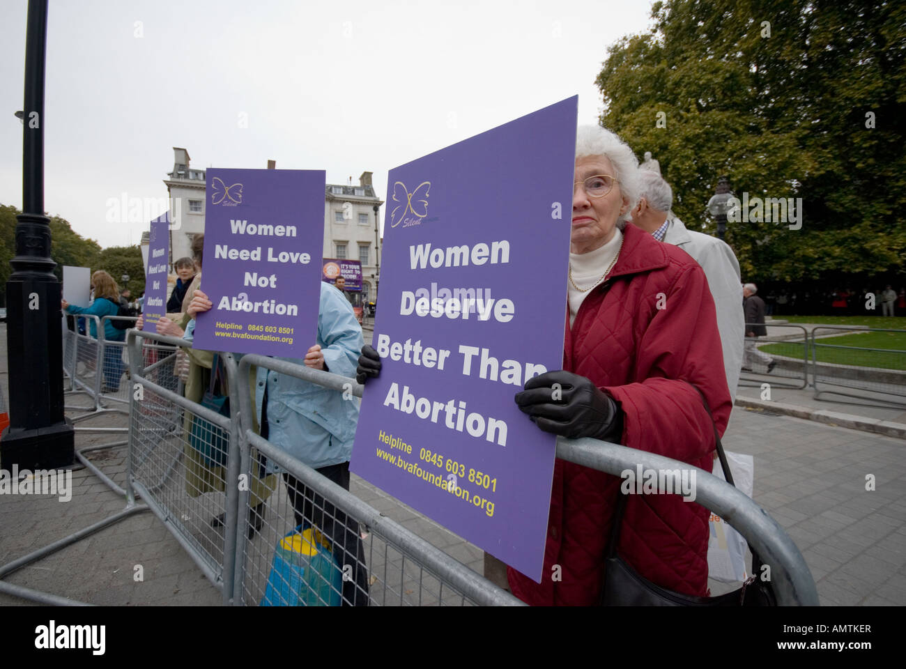 alte Frau zeigt über Abtreibung London Stockfoto