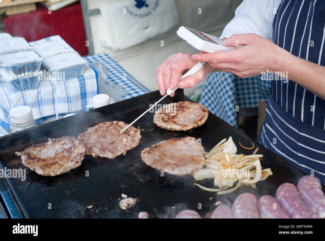 prüfen, ob Fleisch Burger Bio seltene Rasse Schweinefleisch richtig mit einem Fleischthermometer gekocht wird - Lebensmittelvergiftung zu verhindern Stockfoto