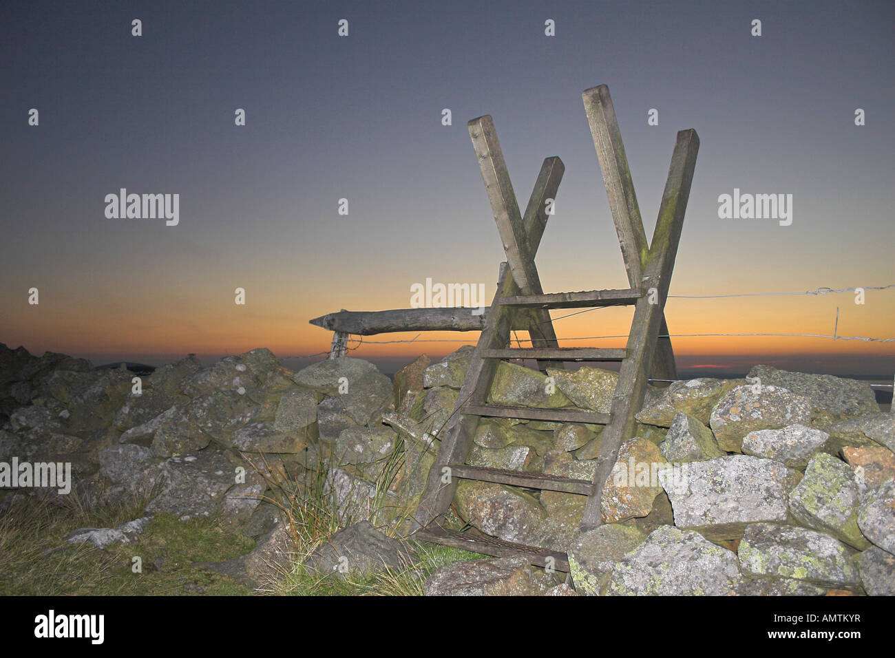 Stil über eine Trockenmauer bei Sonnenuntergang Stockfoto