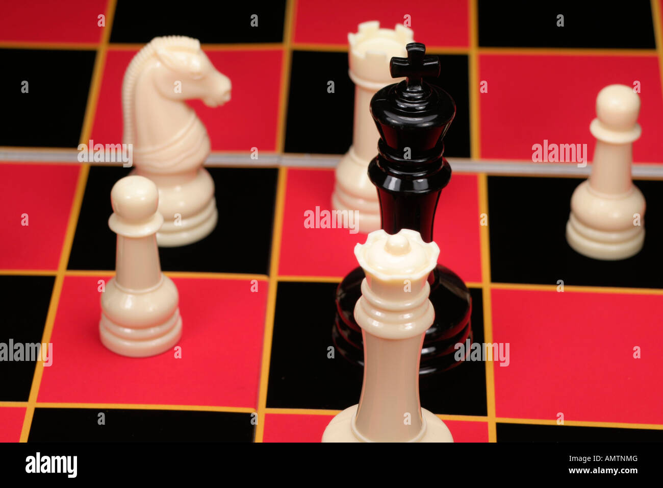 Schachfiguren manövrieren um Schachmatt Stockfoto