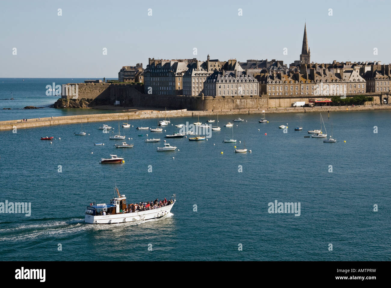 Den Hafen und die Stadtmauern (Intramuros) in Saint Malo, Bretagne, Frankreich Stockfoto