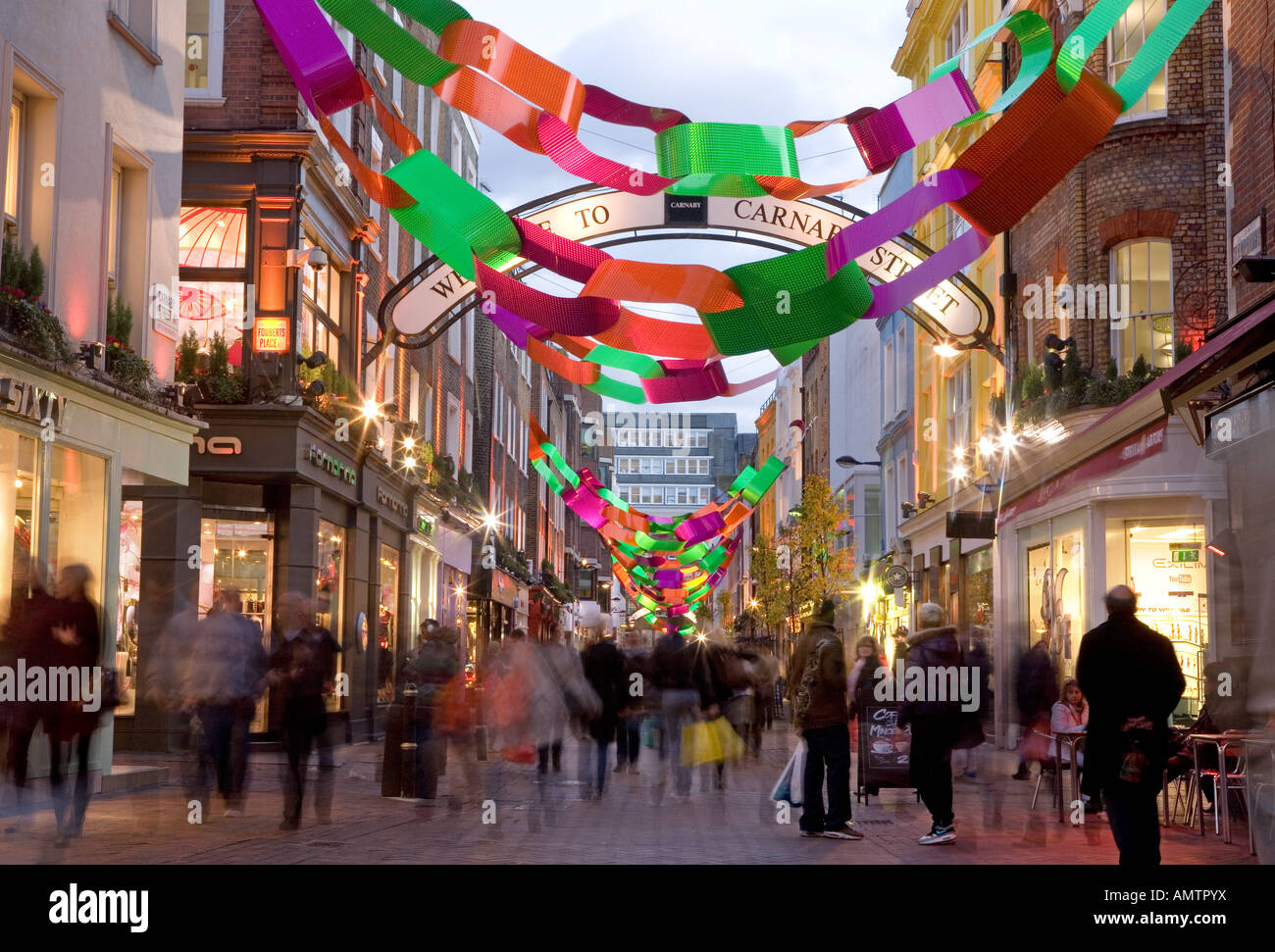 Menschen beim Einkaufen in der Carnaby Street, London, England zu Weihnachten. Stockfoto