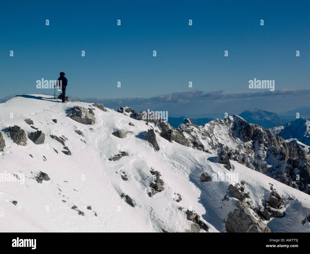 Frau suchen am Horizont in den Karnischen Alpen Coglians Berg mit Schnee - Italien Stockfoto
