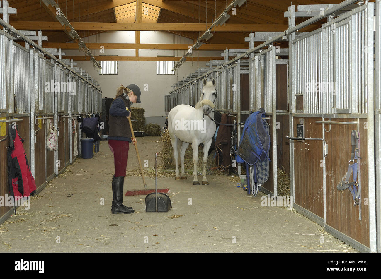 Frau und Pferd im Stall Stockfoto