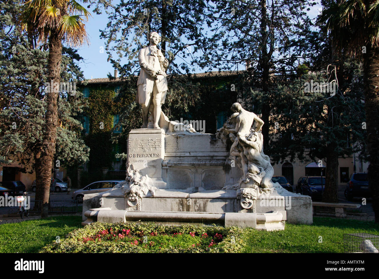G.b. Pergolesi, befindet sich in einem kleinen Garten Stil Platz-Denkmal. Stockfoto