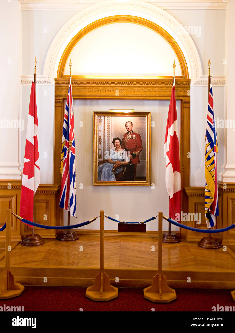 Porträt von Königin Elizabeth II und Prinz Philip mit kanadischen und BC Fahnen Parlamentsgebäude Victoria Canada Stockfoto