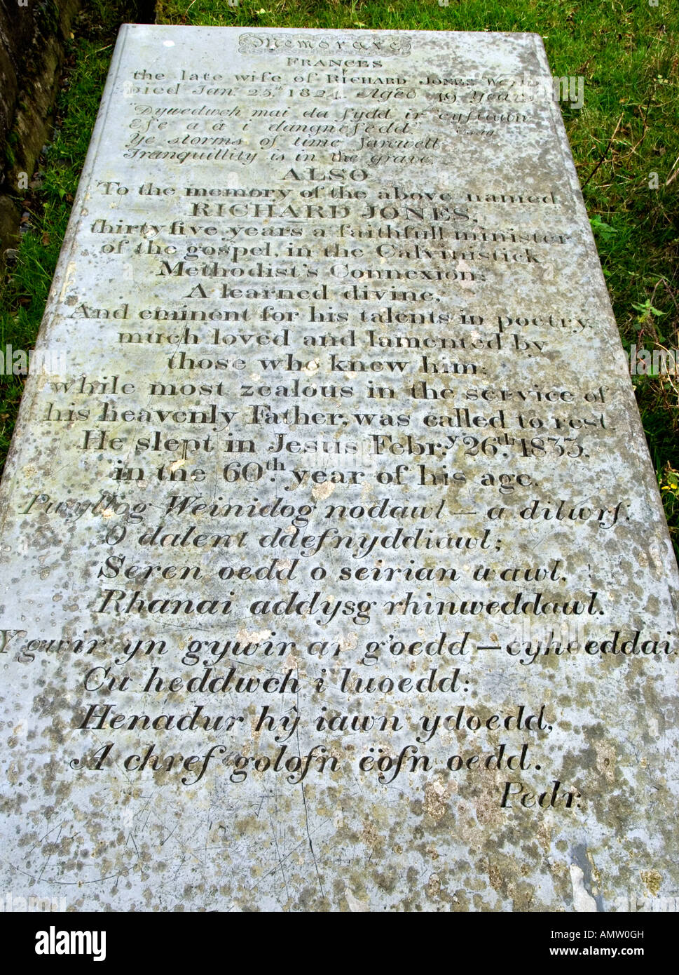 Ein Grabstein im St Brothen's Kirche, Llanfrothen, Gwynedd, Wales, UK. Eine mittelalterliche Kirche in der Obhut der Freunde ohne Freunde Kirchen Stockfoto