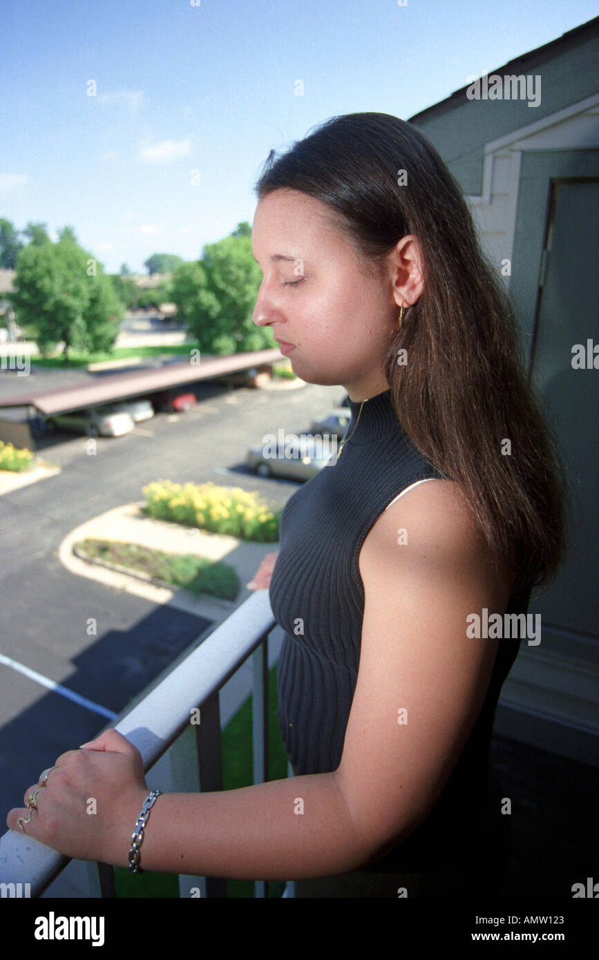 Teen Frauen in einen depressiven Zustand betrachtet Selbstmord Stockfoto