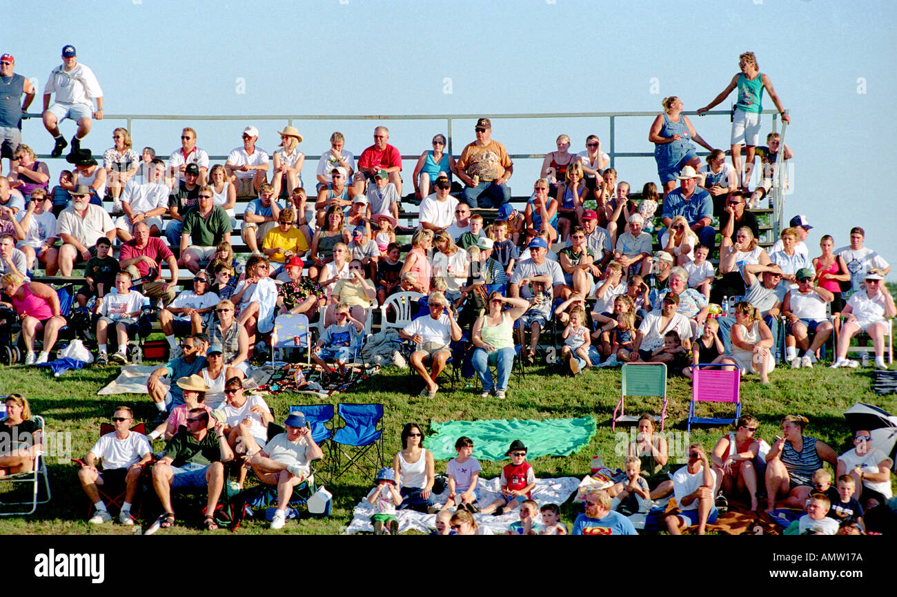 Zuschauer beobachten eine kleine Rodeo Pferd Sportveranstaltung Michigan Stockfoto