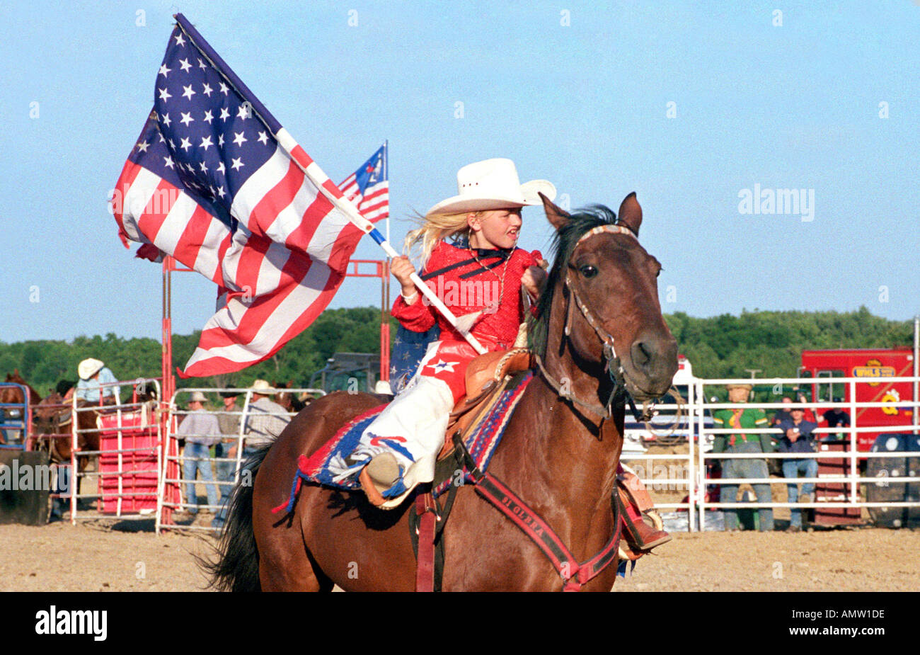 Teen weibliche Fahnenträger bei der Eröffnungsfeier des rodeo Stockfoto