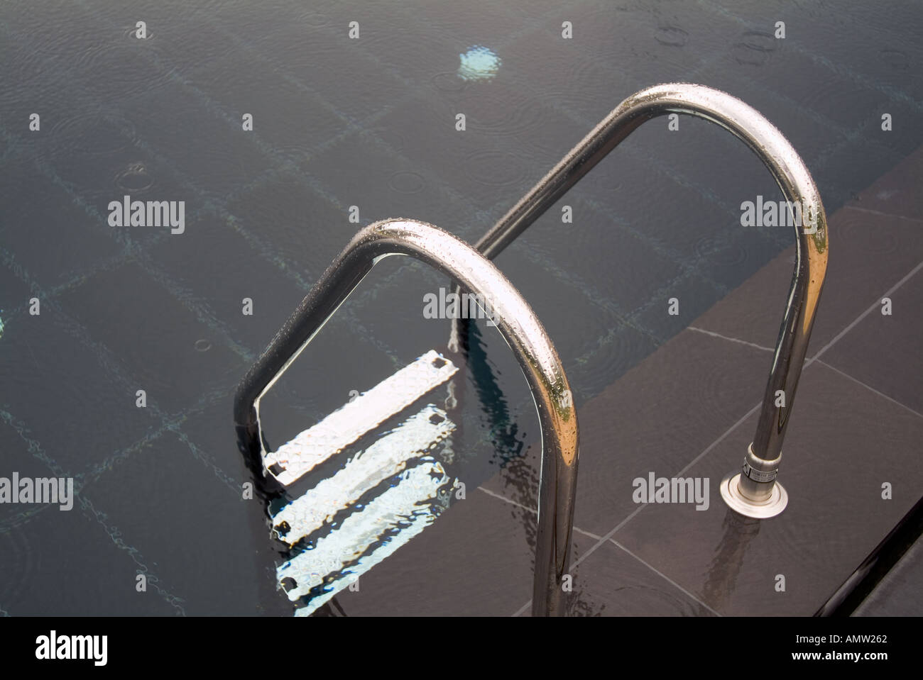 Schwimmen im regen Fotos und Bildmaterial in hoher Auflösung Alamy