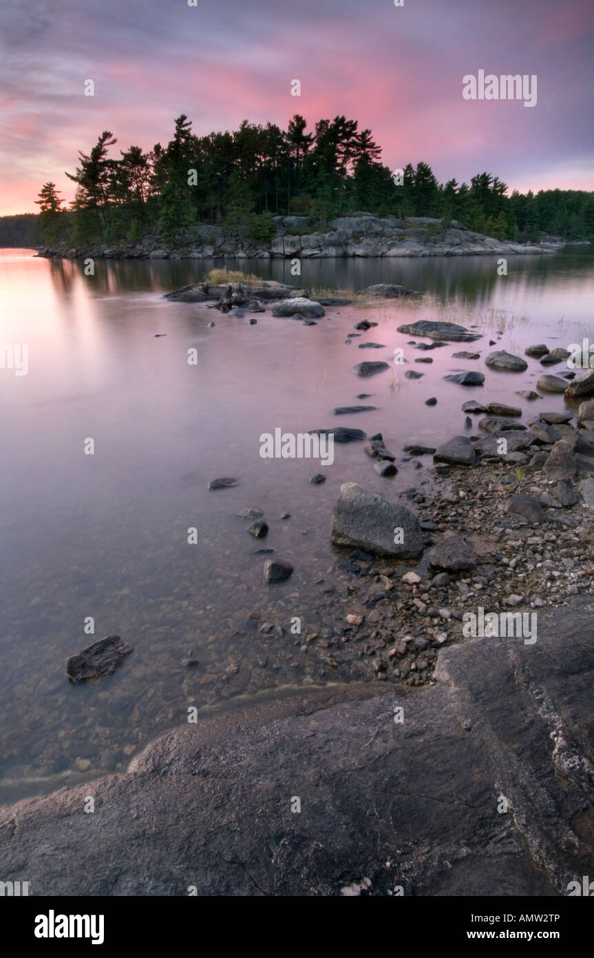 Sonnenuntergang über Insel gegenüberliegenden Ruder Bay Lake Kabetogama Voyageurs Nationalpark Minnesota USA Stockfoto