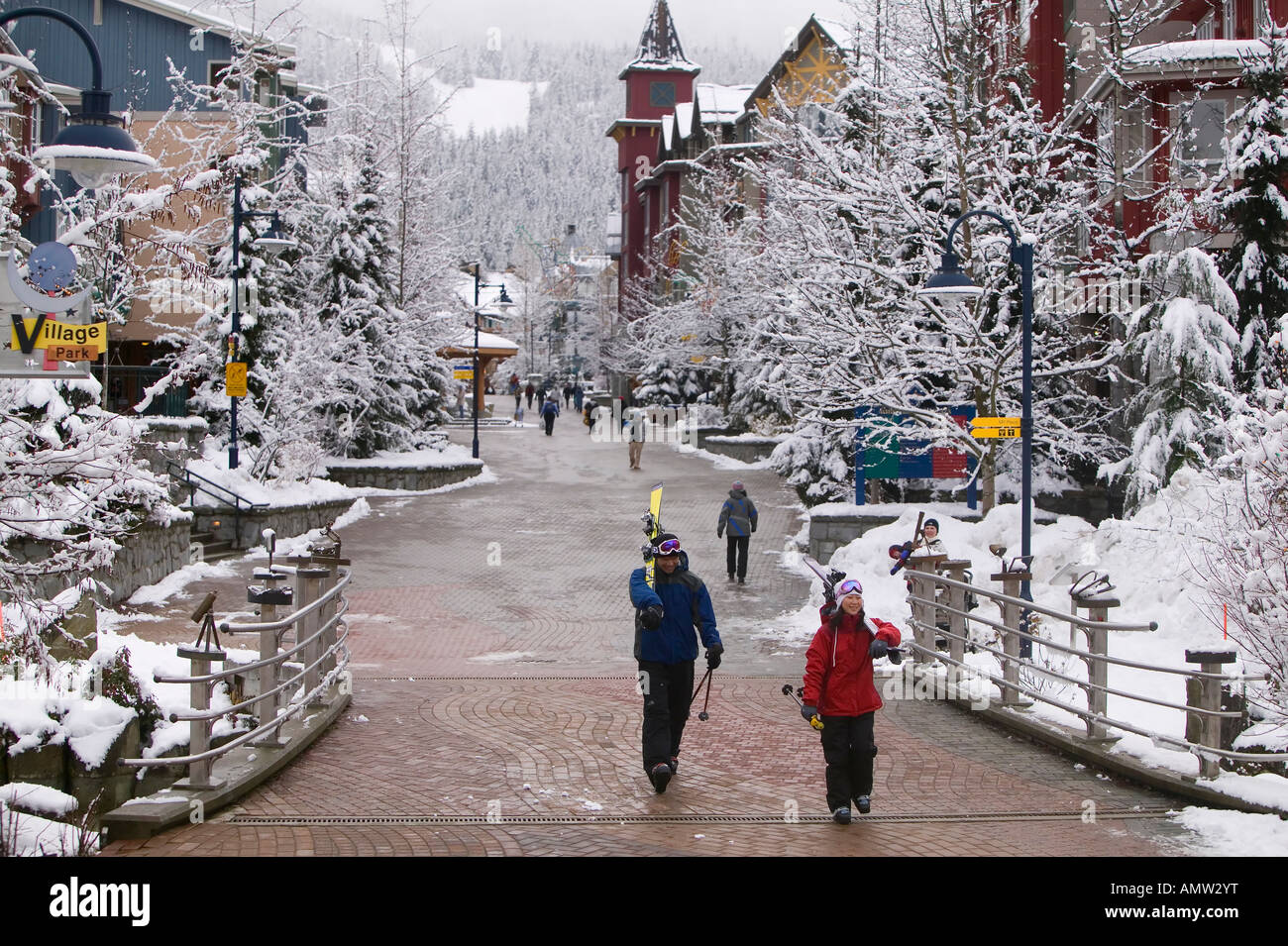 Skifahrer genießen Whistler Village in British Columbia Kanada Stockfoto