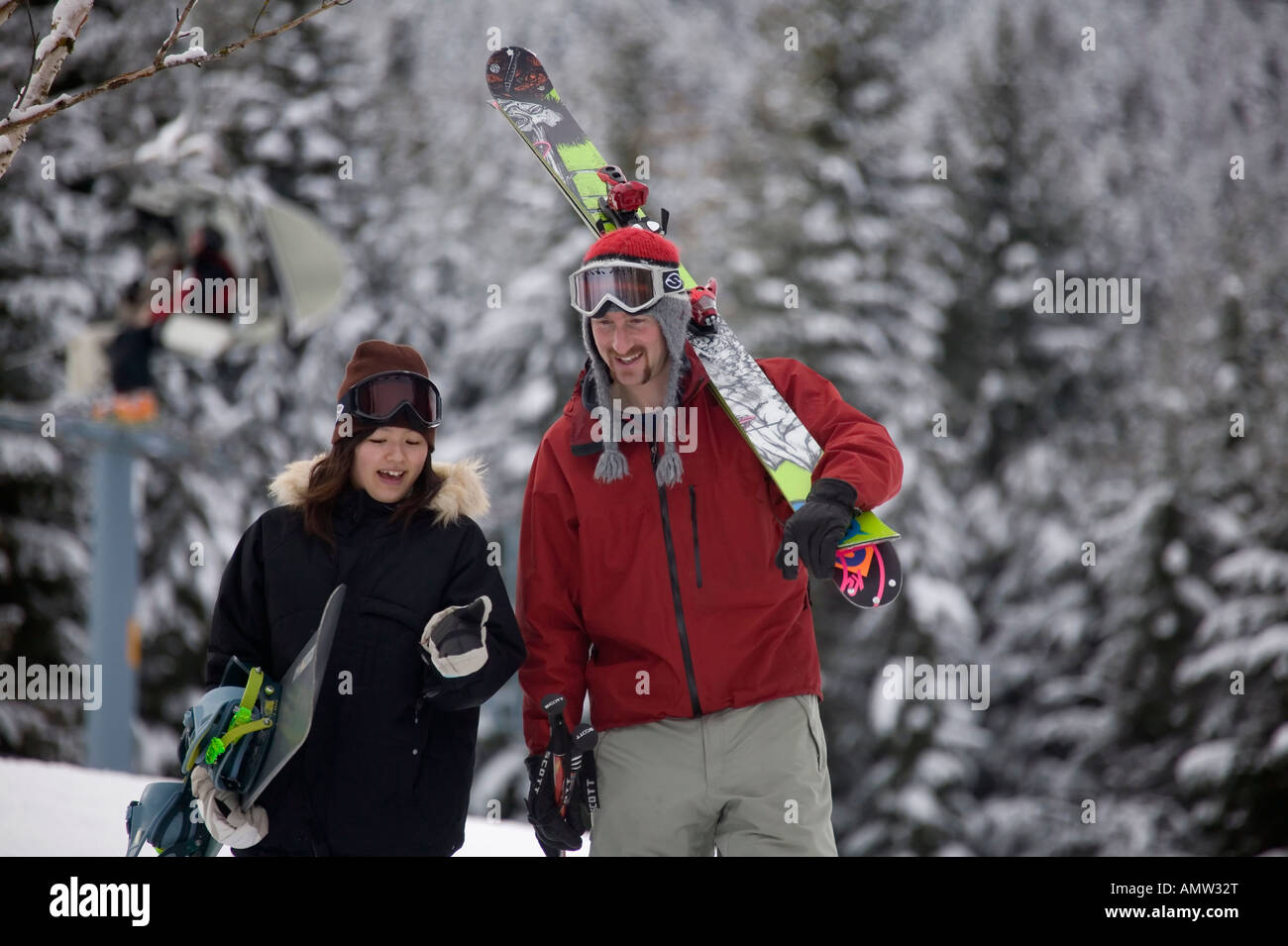 Skifahrer genießen Whistler Village in British Columbia Kanada Stockfoto