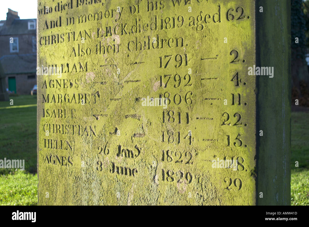 Ein Grabstein zeigt Säuglingssterblichkeit und kurze Lebenserwartung in Kelso Schottland Ende 18. Anfang 19. Jahrhundert Stockfoto