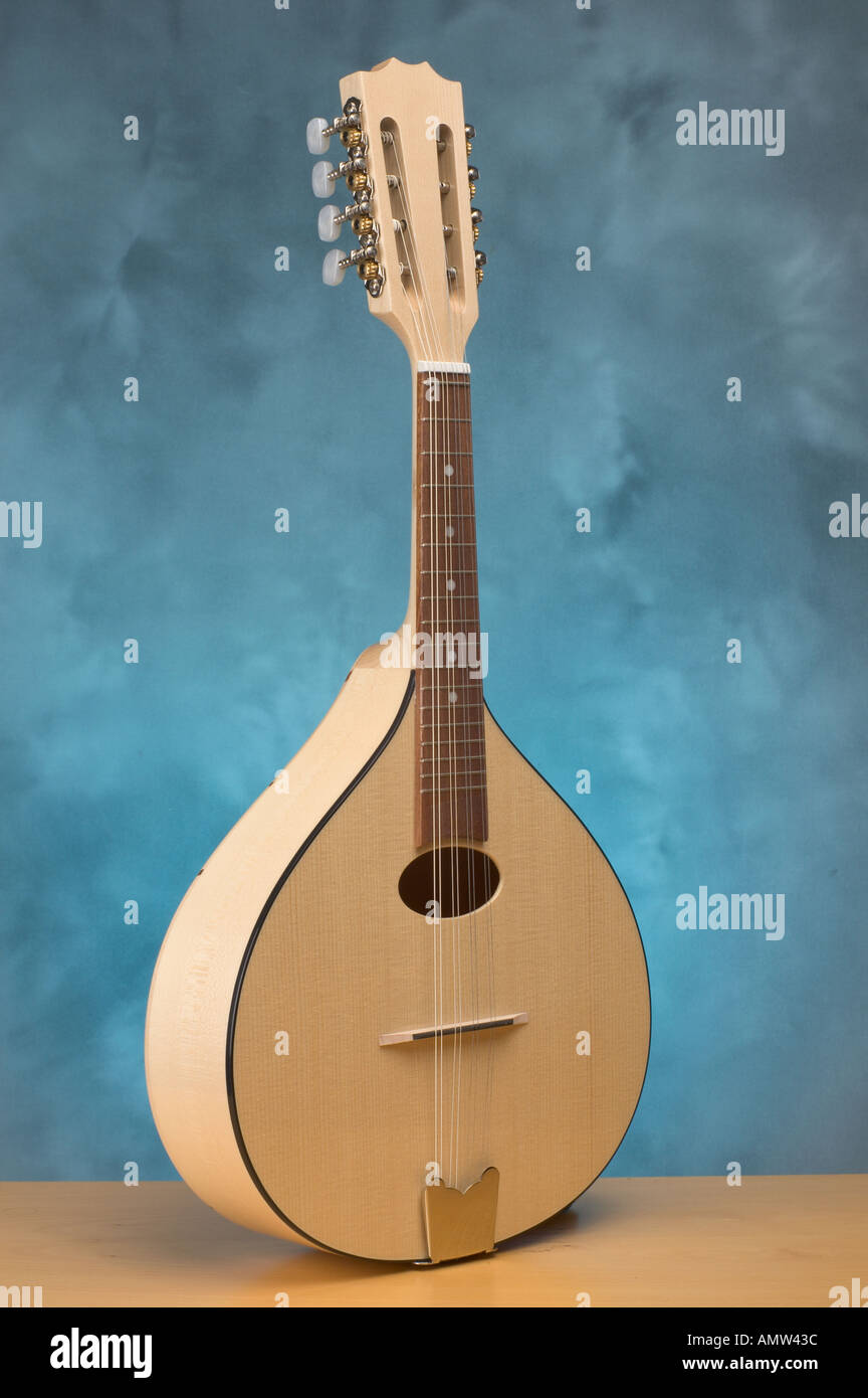 Musical instrument mandolin -Fotos und -Bildmaterial in hoher Auflösung –  Alamy