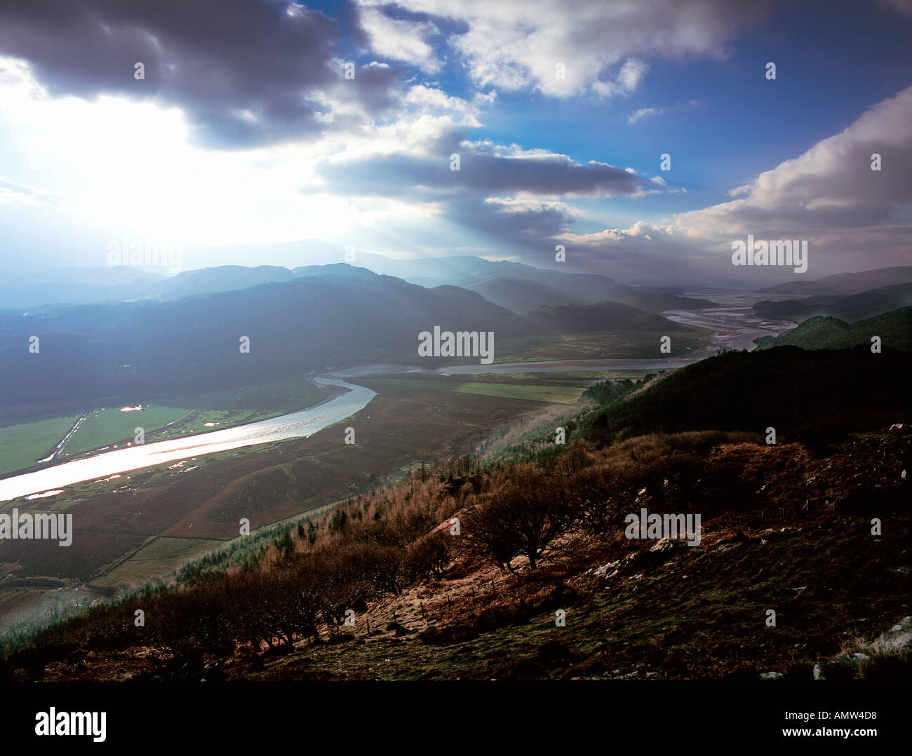 Die Mündung des Flusses Mawddach mit Mt Cader Idris verloren in Cloud auf der linken Snowdonia National Park Wales Großbritannien Stockfoto