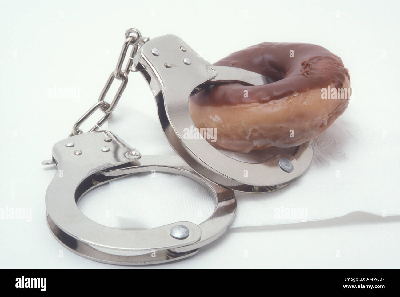 Donut mit Handschellen gefesselt Stockfoto