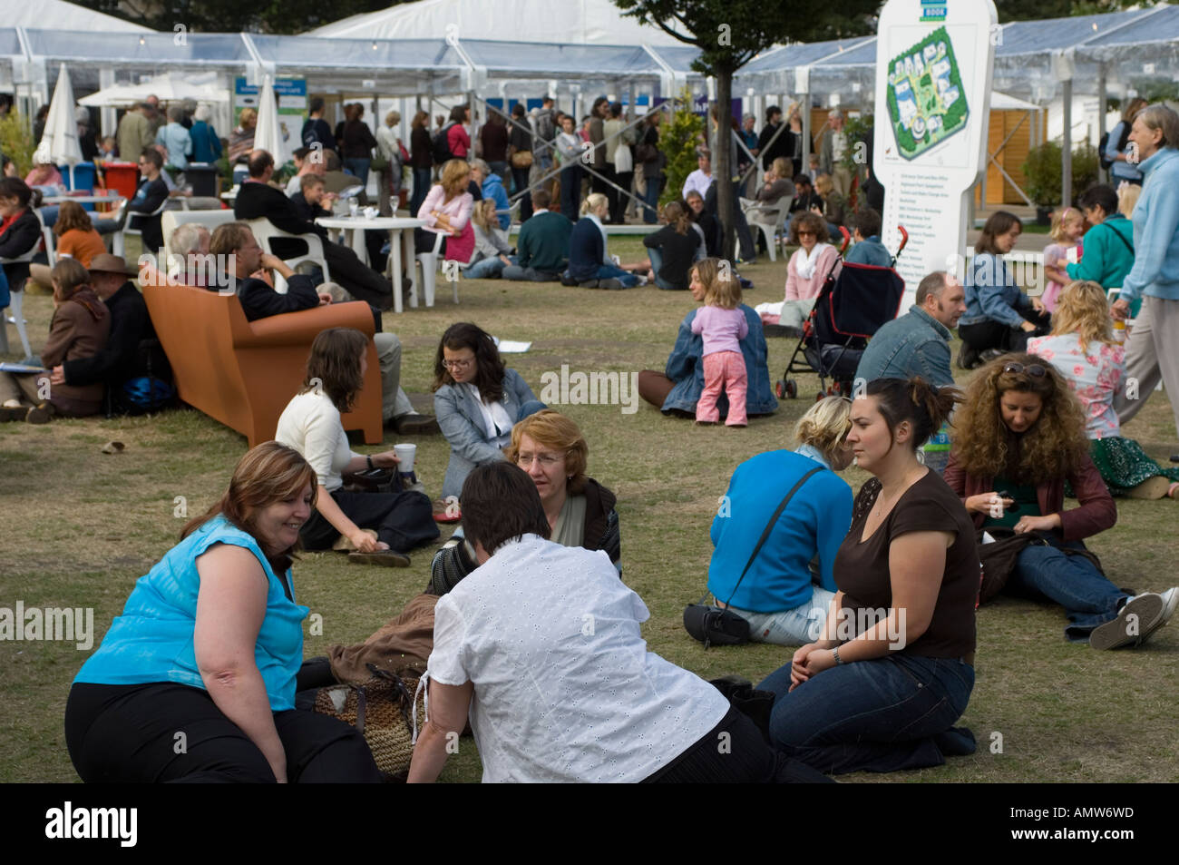 Leute sitzen auf dem Rasen oder auf Sofa am Edinburgh Buch-Festival 2006 Stockfoto
