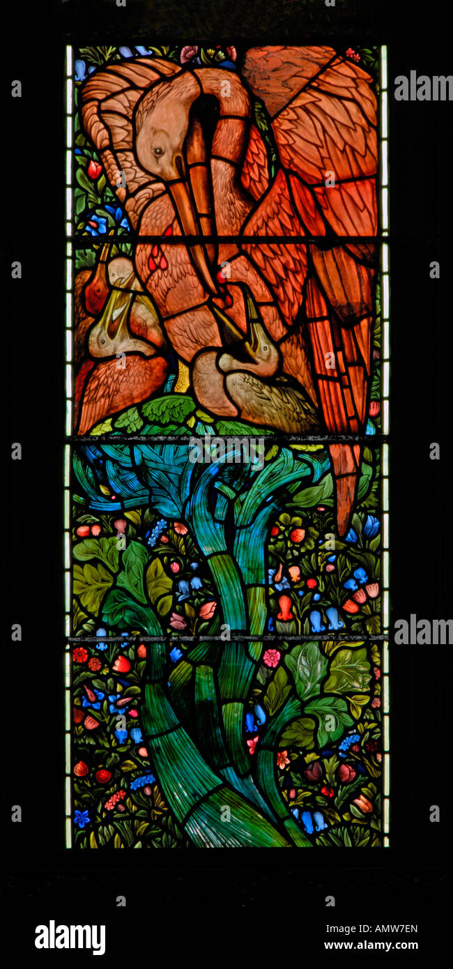 Pelikan füttern ihre Jungen. Ostfenster (Detail). Kirche des Hl. Martin, Brampton, Cumbria, England, Vereinigtes Königreich, Europa. Stockfoto