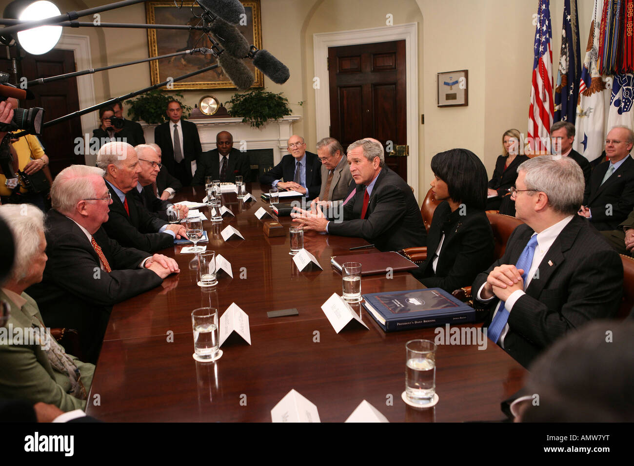 Bush trifft sich mit den Iraq Study Group im Roosevelt Room des weißen Hauses am 14. Juni 2006. Stockfoto