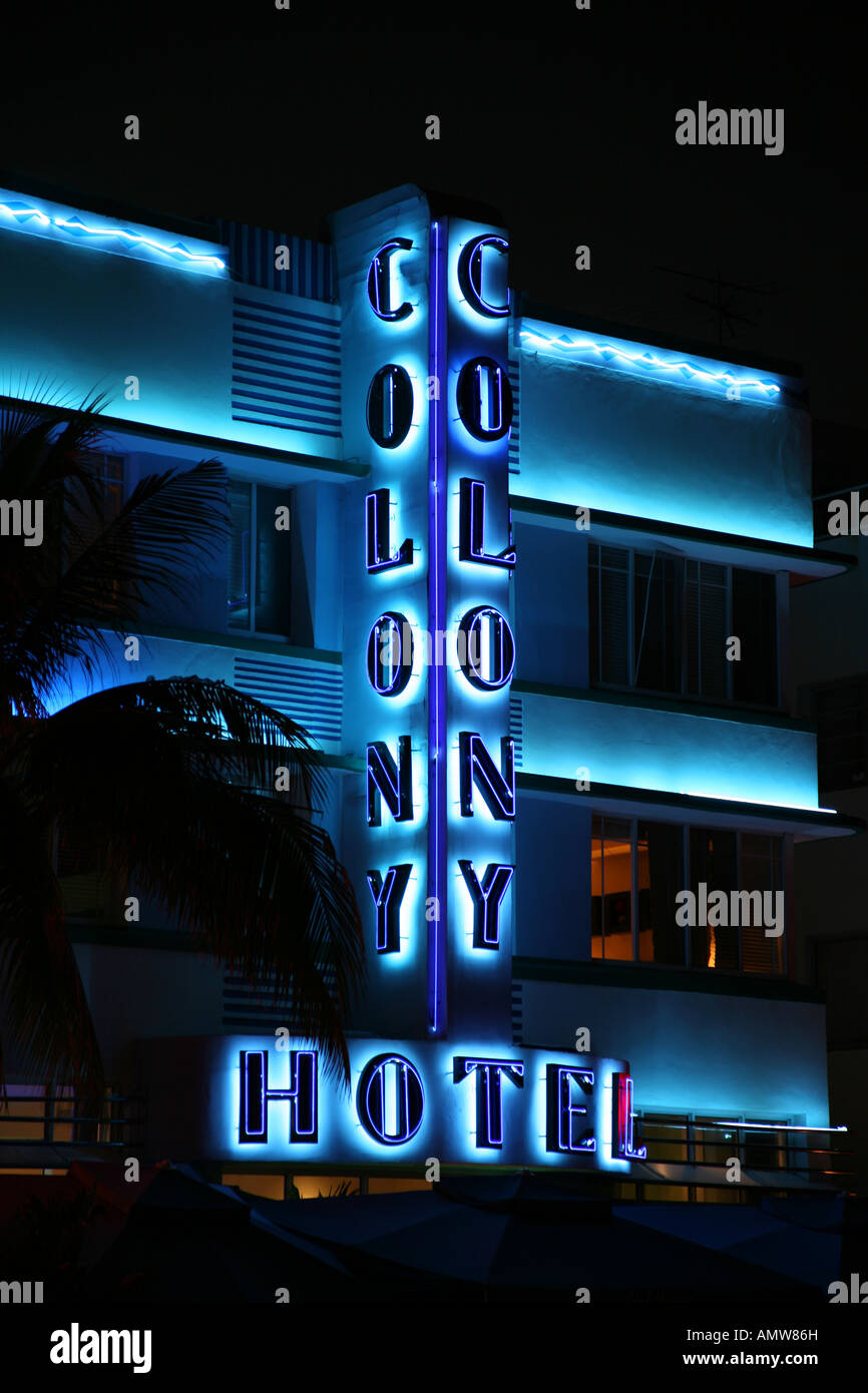 Colony Hotel bei Nacht Stockfoto