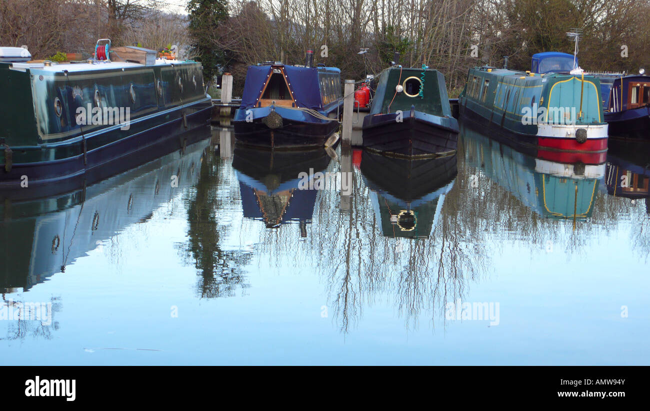 Kanal Lastkähne festgemacht auf stilles Wasser mit Reflexionen bietet ein Spiegelbild. Stockfoto