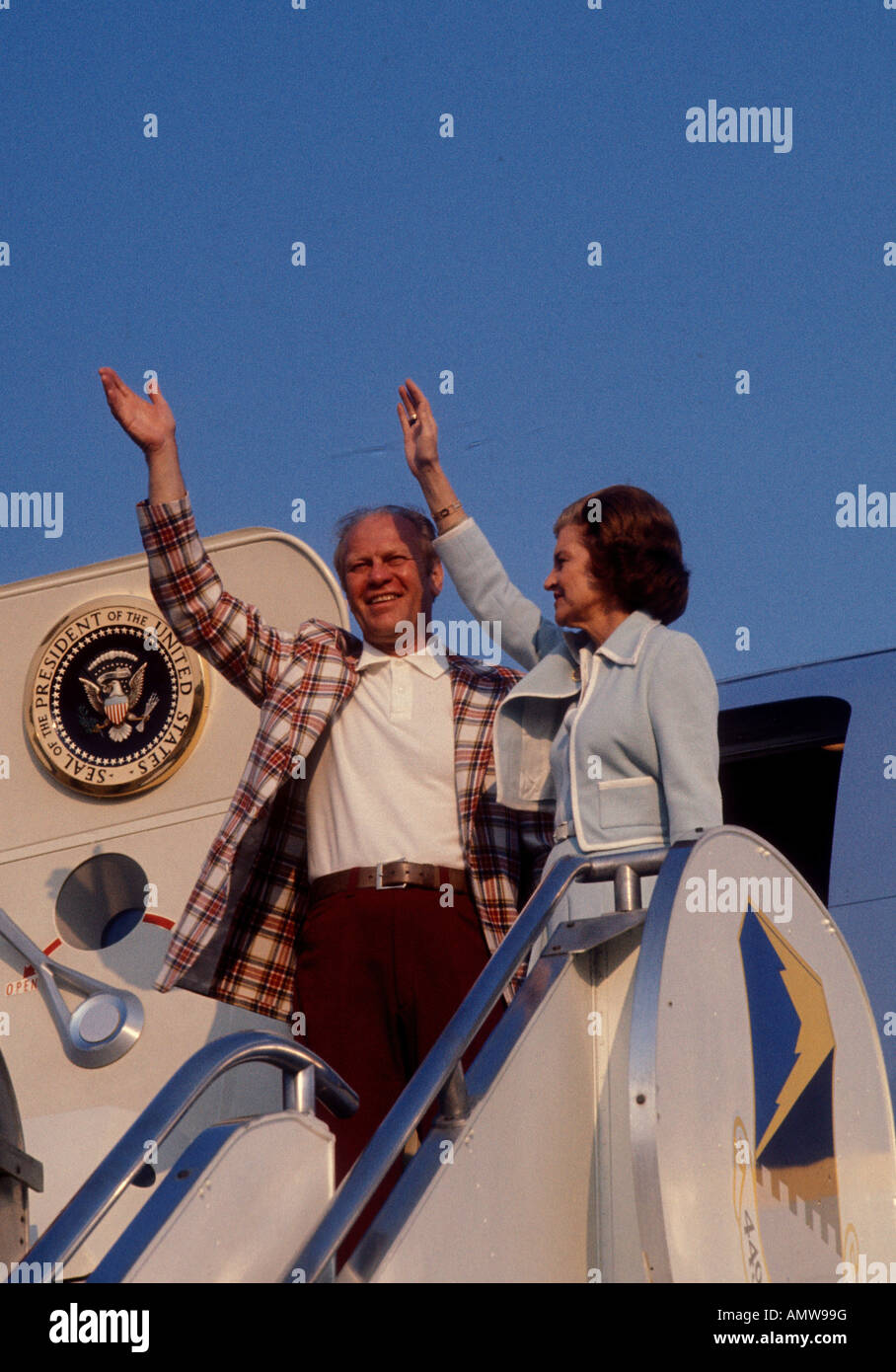 Präsident und Betty Ford Wellen von der Spitze der Schritte der Air Force One Statione in Traverse City, Michigan im Juli 1975 Stockfoto