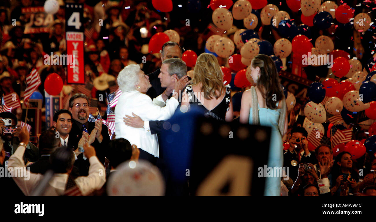 Präsident George w. Bush umarmt seine Mutter Barbara Bush nach der Rede des Präsidenten auf der Republican National Convention Stockfoto