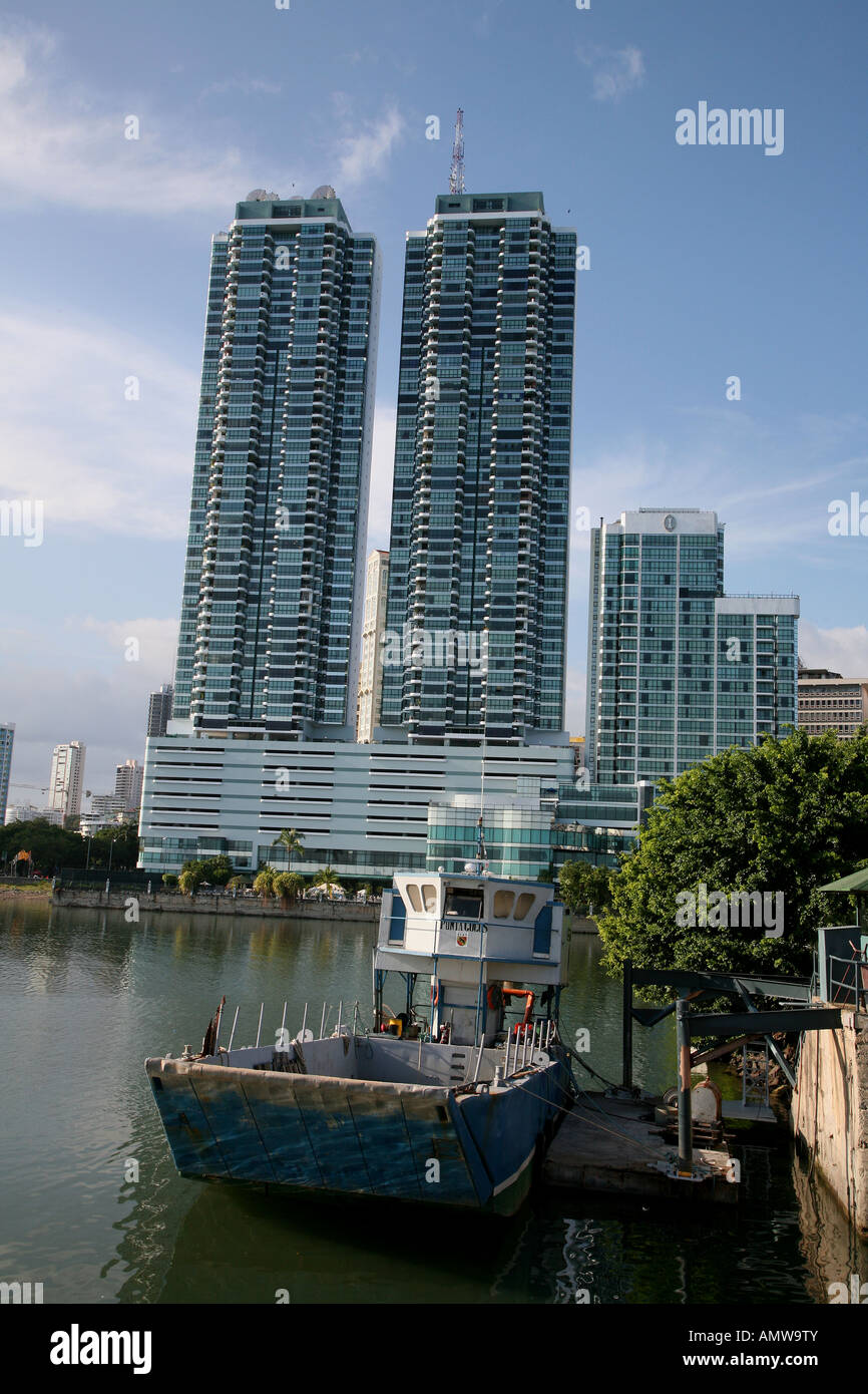 Skyline von Panama Hallo steigen Wasserreflexion Zentral Amerika Gebäude Wasser Wolken blauer Himmel Panama-Stadt Stockfoto