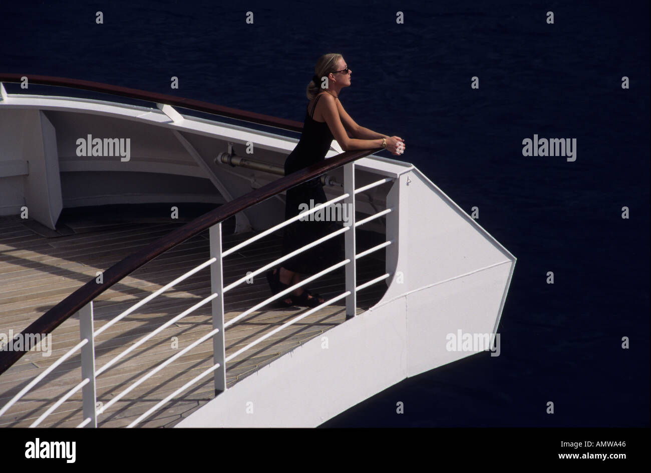 Frau an Bord-Kreuzfahrtschiff Stockfoto