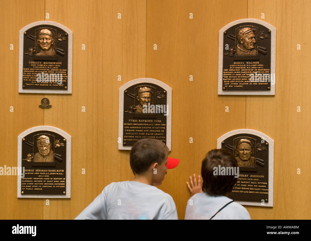 Jungen Blick auf Gedenktafeln der Baseball-Spieler in der Baseball Hall Of Fame Stockfoto