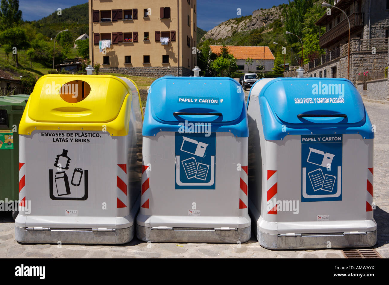 Recycling-Behälter in das Dorf Hecho, Valle de Hecho, Huesca, Jacetania, Aragon, Spanien, Europa. Stockfoto