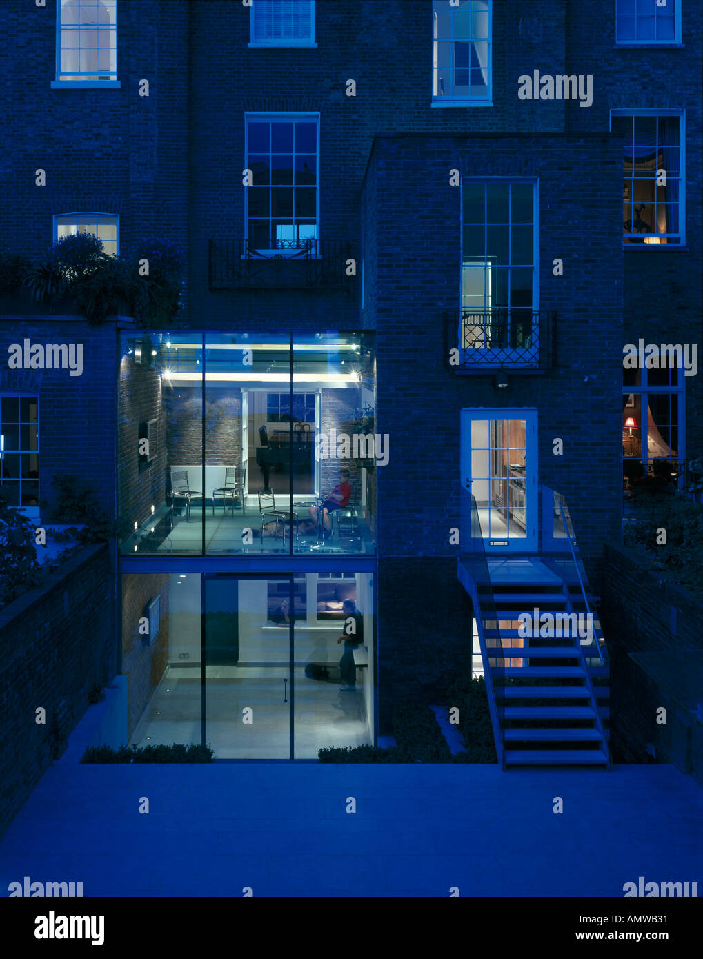 Glas Wohnhauserweiterung in der Nähe von Regents Park NW1. Abend Zeit Exterieur. Architekt: Belsize Architekten Stockfoto