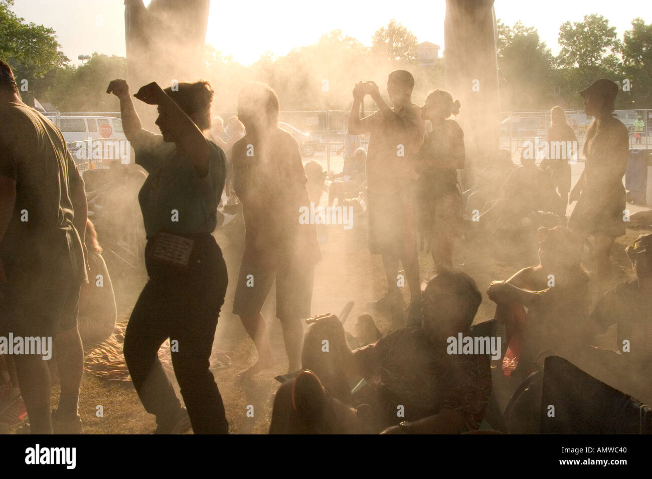 Ein kühlende Nebel füllt das Blues-Zelt am 2004 New Orleans Jazz and Heritage Festival Stockfoto