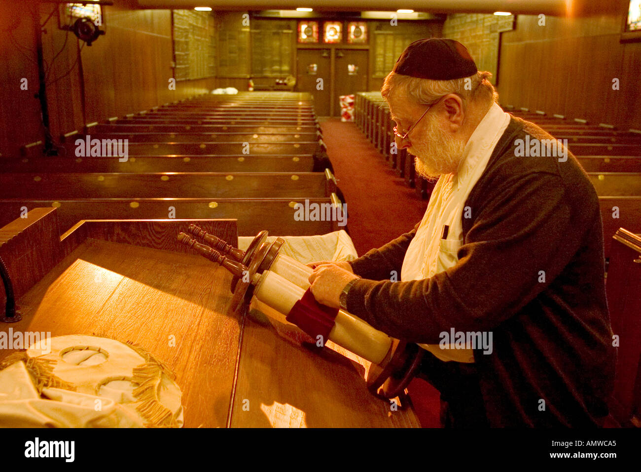 Ein Rabbi Beurteilung einer Tora im Schauspieler-Tempel in New YorK City Stockfoto