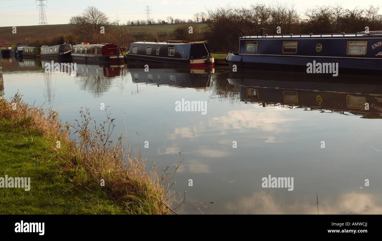 Kanal Narrowboats an Liegeplätzen an der Kennet und Avon Kanal, Wiltshire, England, uk Stockfoto