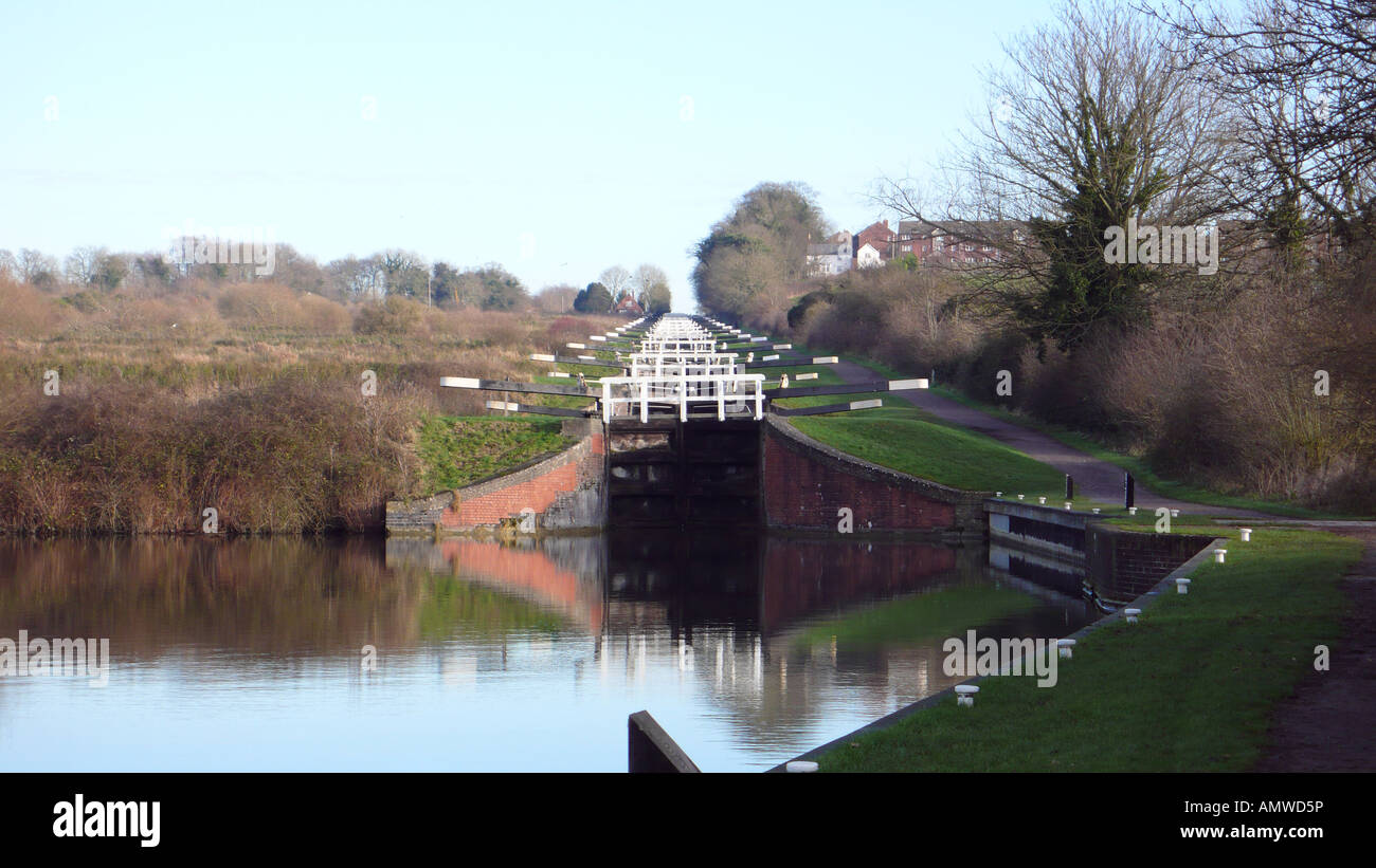 Blick vom Platz am unteren Rand einer großen Gruppe von Schleusen bei Devizes, Wiltshire England übergeben. Stockfoto